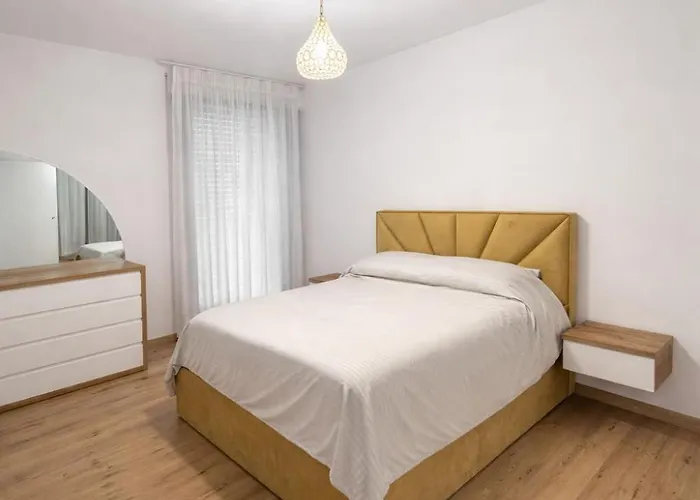 아파트 Komsi Group 티라나